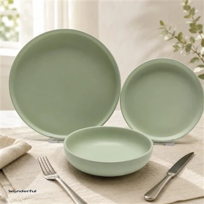 Minimalistički set keramičkog posuđa od zelene žalfije